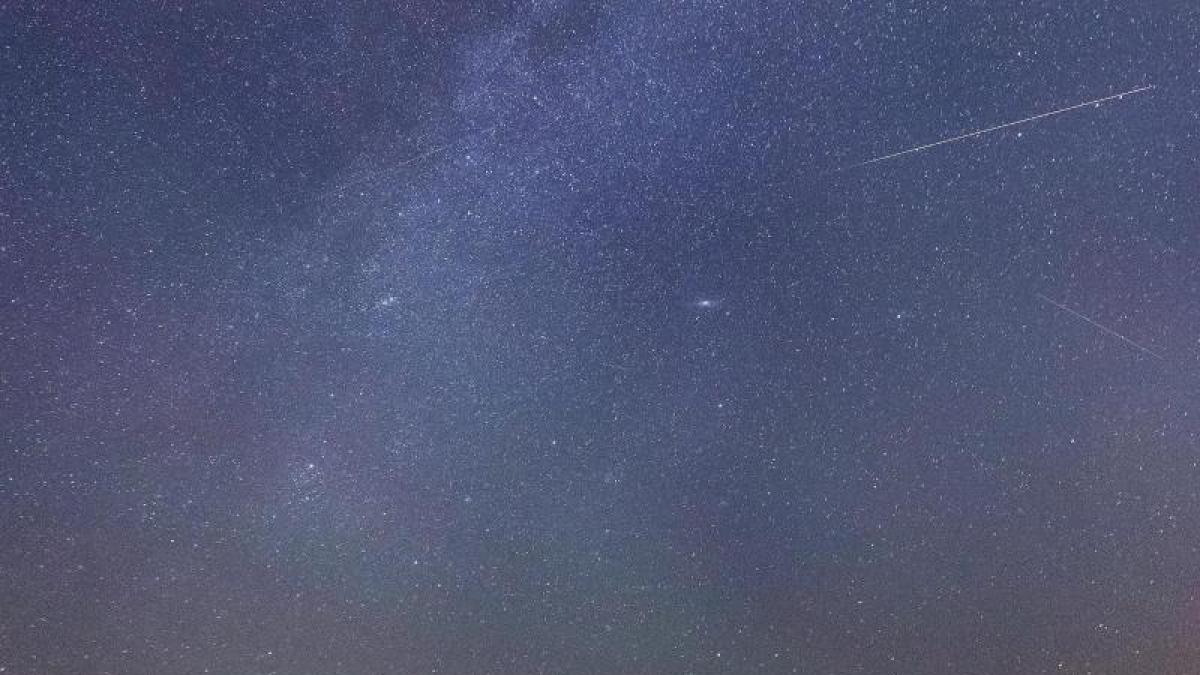 Eine Sternschnuppe Ist Am Sternenhimmel Ueber Dem Leuchtturm Im Britischen Happisburgh Zu Sehen Info